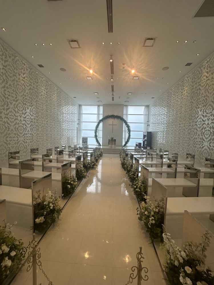 光が降り注ぐチャペル