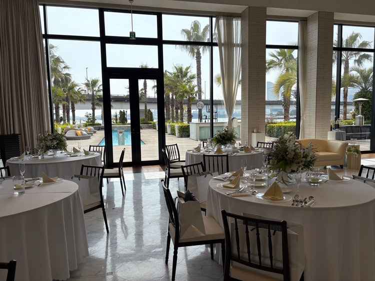 披露宴会場から外のテラスが見える座席、窓一枚で外に出ることができ、中からでも外の様子が直近