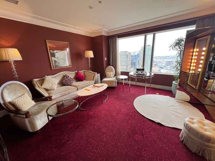 実際に新郎新婦が泊まって支度する部屋も見せていただけました。高層階で広々とし、内装も素敵でした。