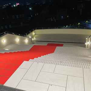 外部からもよく見える大階段は、絨毯ではなくタイルでした。