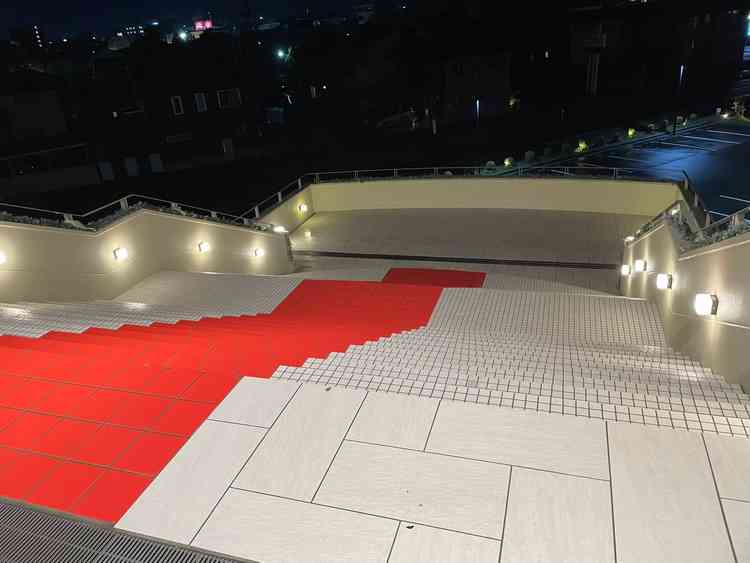 外部からもよく見える大階段は、絨毯ではなくタイルでした。