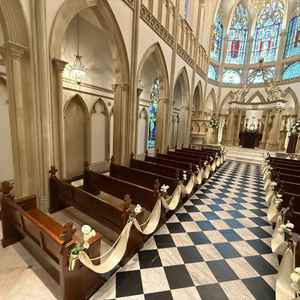 とにかく天井が高くて綺麗でした。ステンドグラスからバージンロードまでこだわりがあり素敵でした。