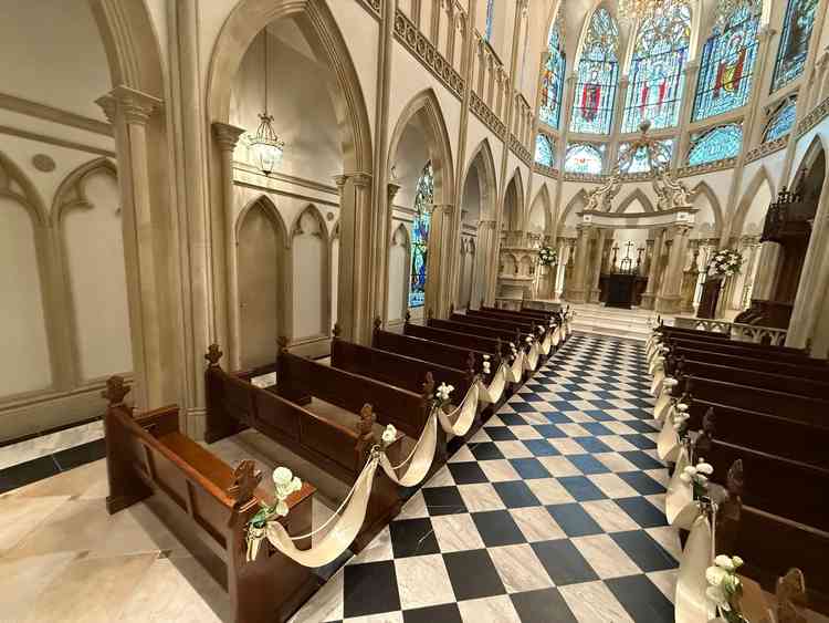 とにかく天井が高くて綺麗でした。ステンドグラスからバージンロードまでこだわりがあり素敵でした。