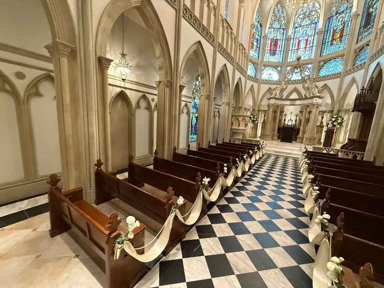 とにかく天井が高くて綺麗でした。ステンドグラスからバージンロードまでこだわりがあり素敵でした。