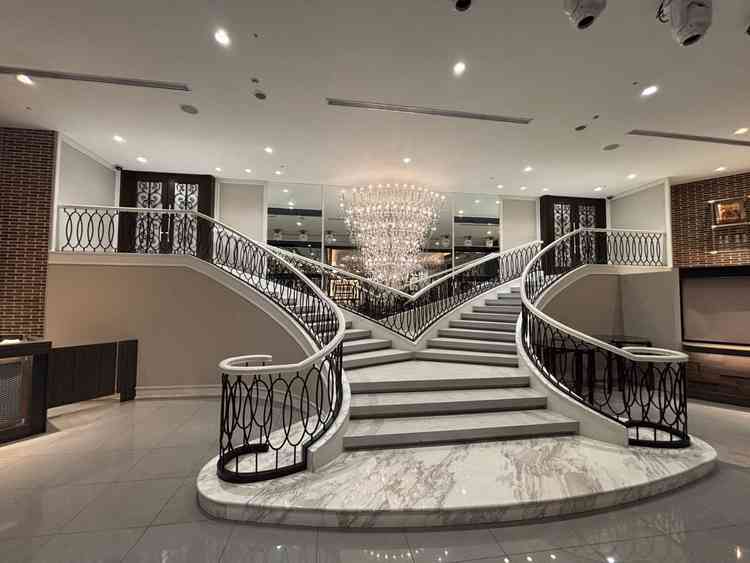 披露宴会場コンコードの大階段が豪華です