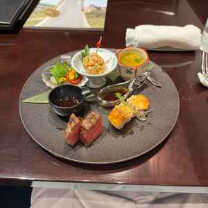 料理の写真。見た目はカラフルで良い。味は濃くてイマイチ