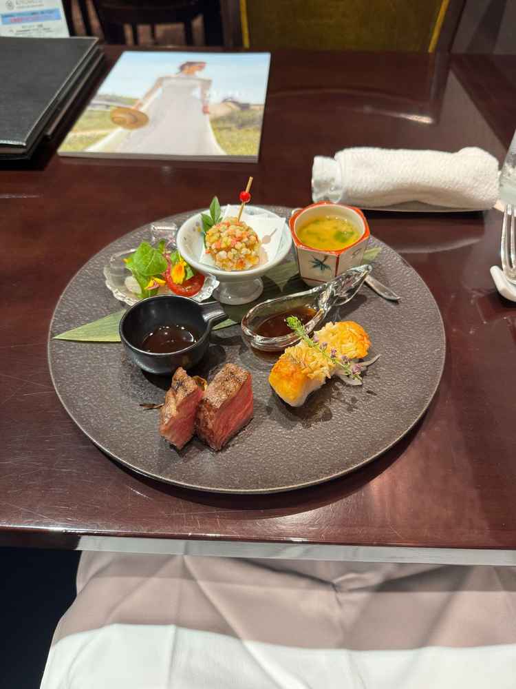 料理の写真。見た目はカラフルで良い。味は濃くてイマイチ