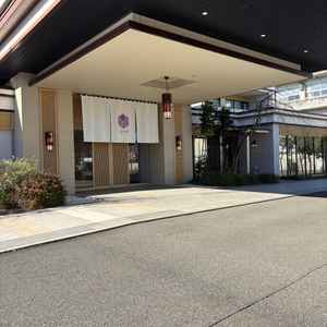 エントランス前に車をつけれられるため、雨の日でも濡れずにゲストが来れ良いと思った