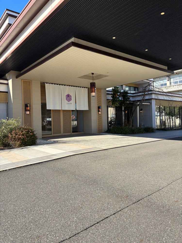 エントランス前に車をつけれられるため、雨の日でも濡れずにゲストが来れ良いと思った