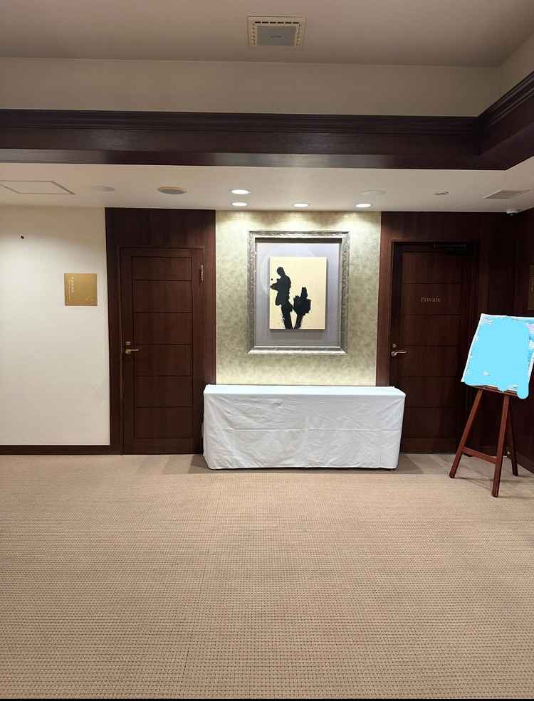 披露宴会場出口付近の写真。看板等を設置することが可能で、近くに更衣室があるのも良かった。