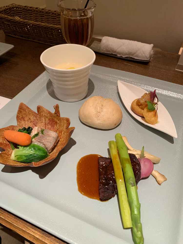 食事です。人気のコースから人気のメニューをピックアップしていただきました。米粉のパンが美味しいです。