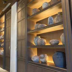 内部の装飾の様子。壺のようなものが飾ってあった。