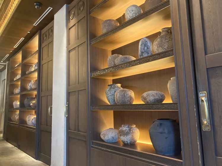 内部の装飾の様子。壺のようなものが飾ってあった。