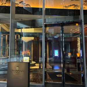 東京駅日本橋口出てすぐでアクセスがとてもいい。雨の日の来場だったがほとんど濡れずにたどり着けた