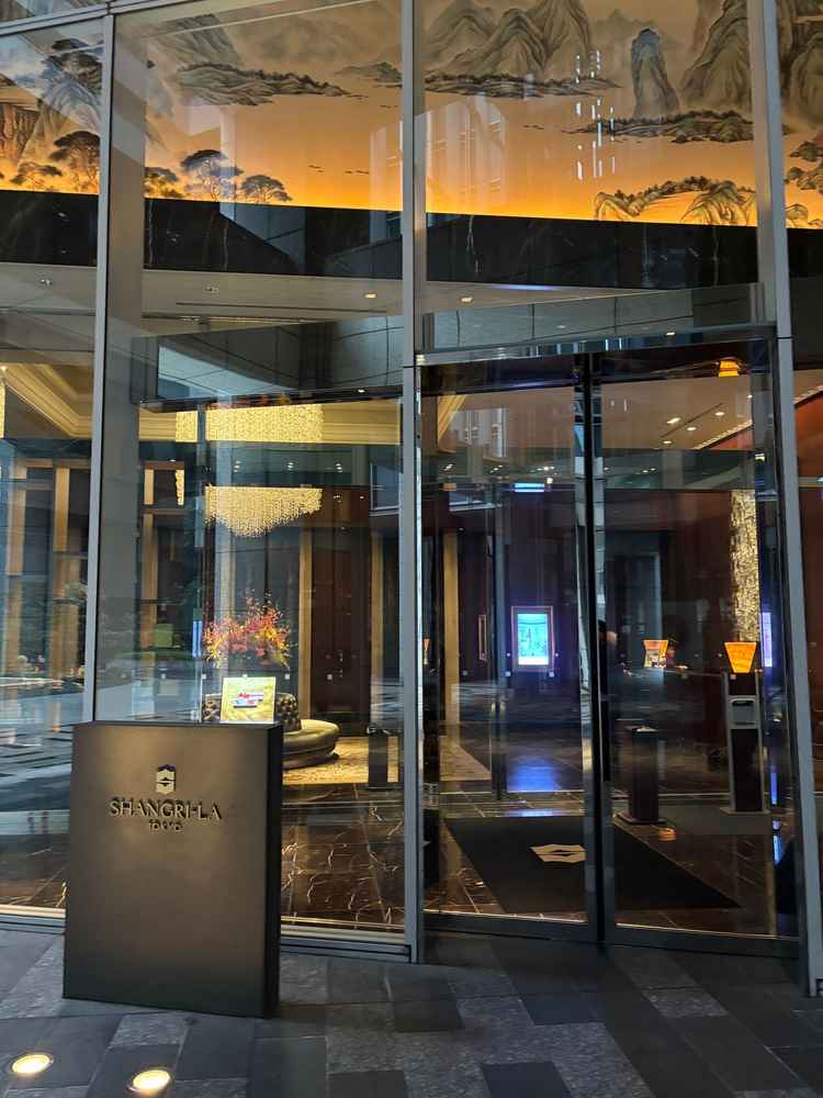 東京駅日本橋口出てすぐでアクセスがとてもいい。雨の日の来場だったがほとんど濡れずにたどり着けた