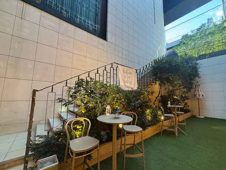 披露宴会場のテラスの写真。開放感を求める方は物足りなく感じるかもしれません。