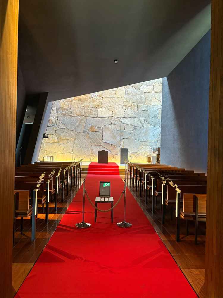 挙式会場の扉を開いてすぐの式場内