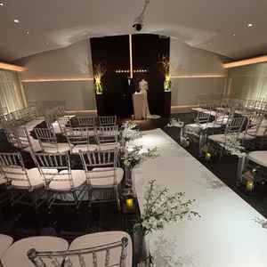 席が円状に配置してある特徴的なチャペル。列席者との距離が近い分バージンロードは短め。