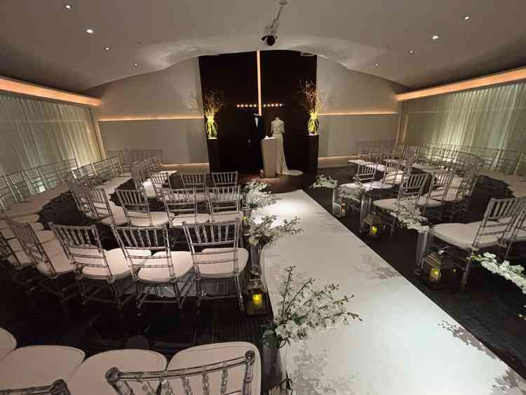 席が円状に配置してある特徴的なチャペル。列席者との距離が近い分バージンロードは短め。