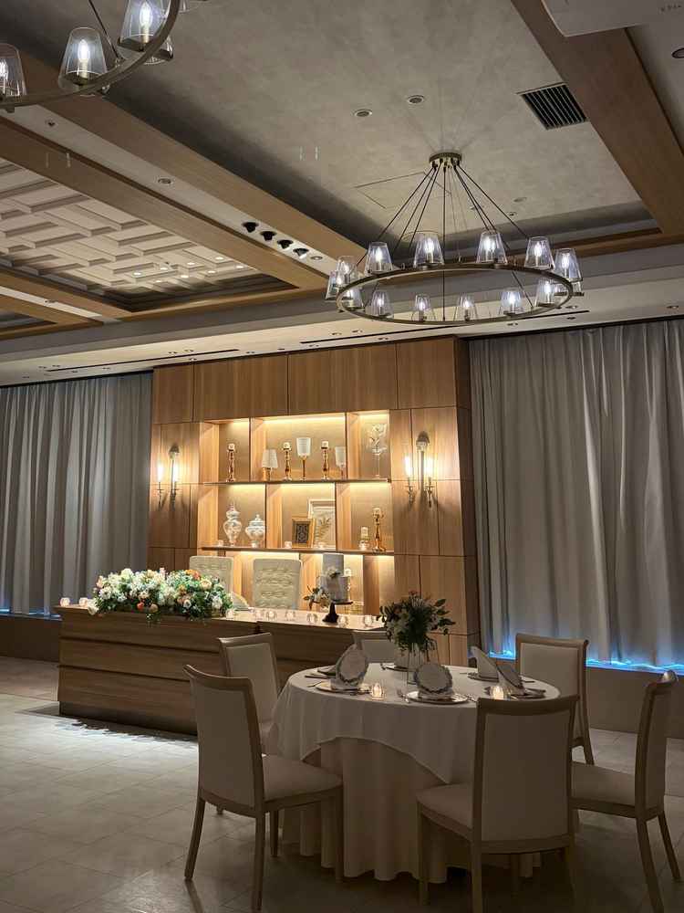 カーテンが閉じている状態の披露宴会場です。