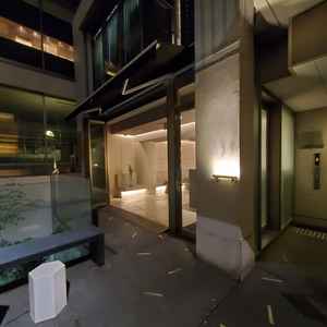 外から建物に入るところはシンプルでかっこいい作りでした。