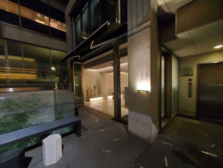 外から建物に入るところはシンプルでかっこいい作りでした。
