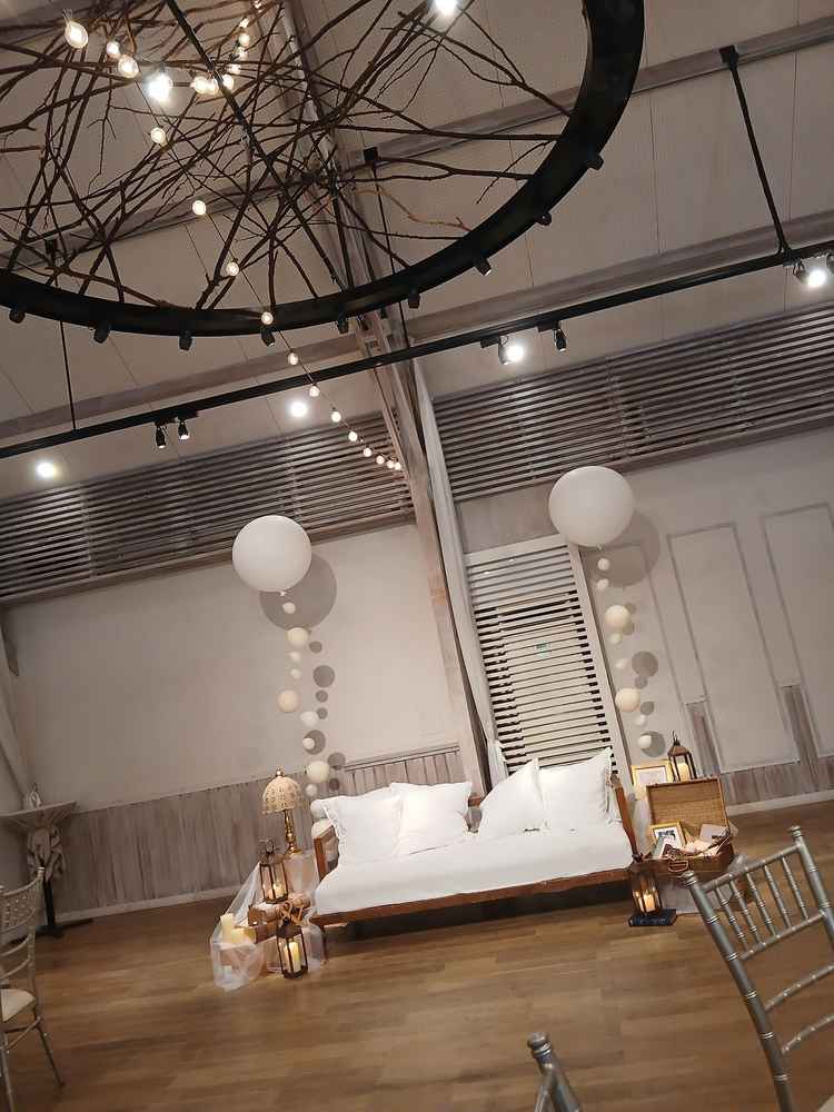 新郎新婦の席です。本物のキャンドルで温かな雰囲気があり、花や植物の飾り付けで私達らしさが出せます。