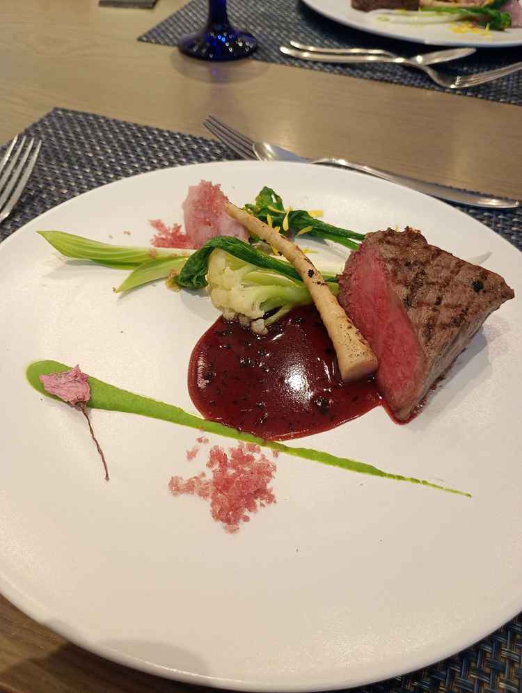 お肉が柔らかくてとても美味しかったです。色合いも春っぽくて素敵でした。