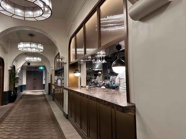 廊下にはオープンキッチンがあり、ゲストも楽しめそうな空間だと思いました。