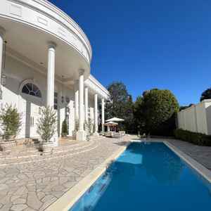 大きなプールのあるガーデンです。こちらで集合写真を撮ったり、風船を使った演出等を行うことができます。