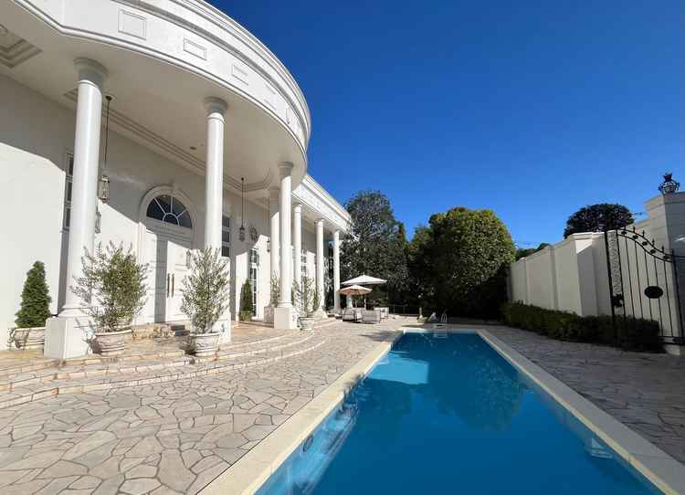 大きなプールのあるガーデンです。こちらで集合写真を撮ったり、風船を使った演出等を行うことができます。