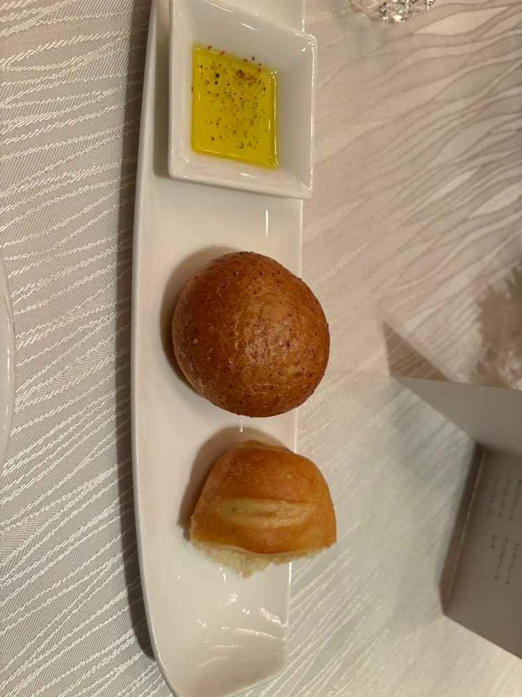 全粒粉のパン。オリーブオイルつけるとなおさら美味しい。