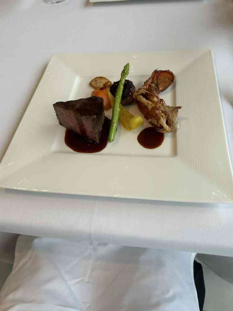 試食させていただいた牛フィレ肉とオマールえび。とってもおいしかったです。