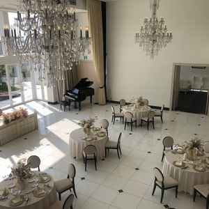 窓が広い会場。白壁で、光がとても綺麗。窓からの眺めもリゾートのようです。