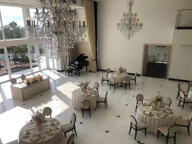 窓が広い会場。白壁で、光がとても綺麗。窓からの眺めもリゾートのようです。