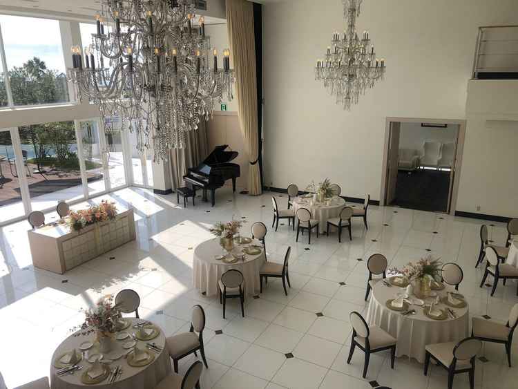 窓が広い会場。白壁で、光がとても綺麗。窓からの眺めもリゾートのようです。