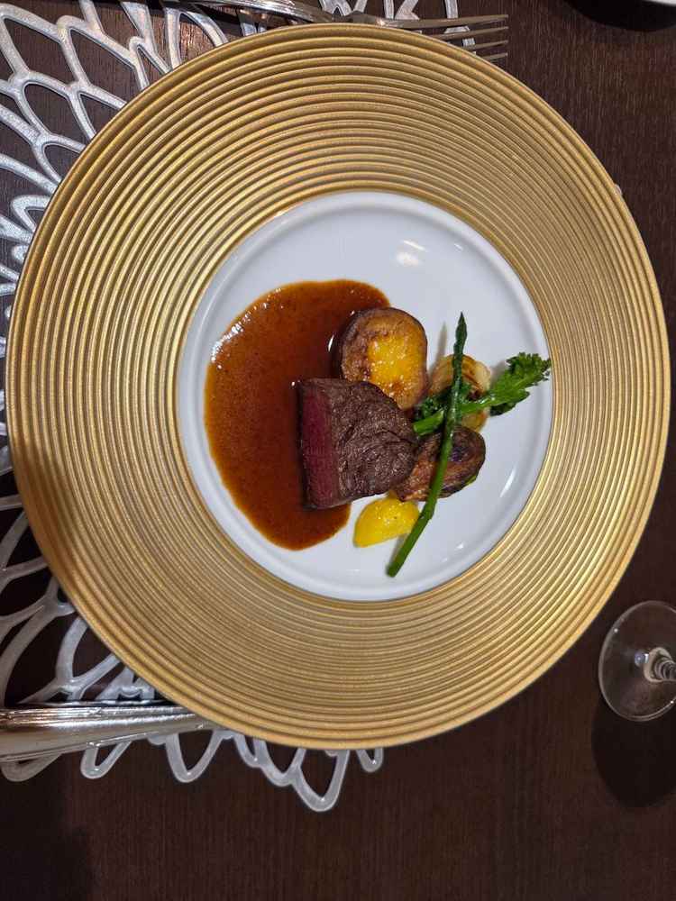 メインの肉料理はとても美味しく、親族や友人に食べてほしいです。