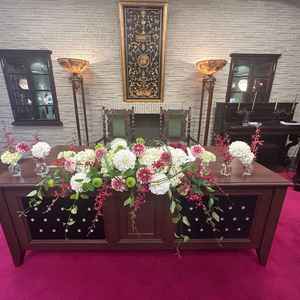 結の間の新郎新婦席です。お花により雰囲気は変わりそうですがとても重厚で豪華な席だと思いました。