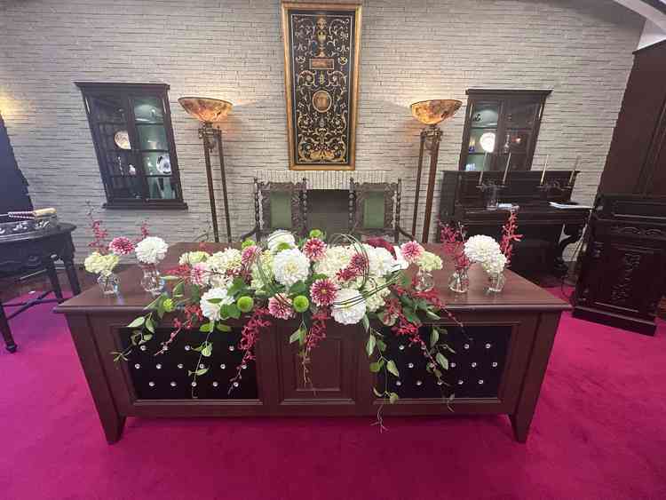 結の間の新郎新婦席です。お花により雰囲気は変わりそうですがとても重厚で豪華な席だと思いました。