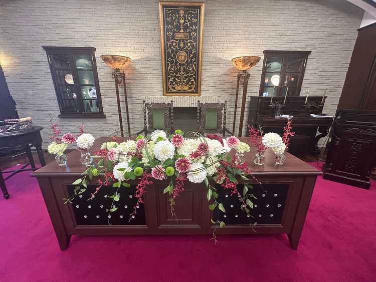 結の間の新郎新婦席です。お花により雰囲気は変わりそうですがとても重厚で豪華な席だと思いました。