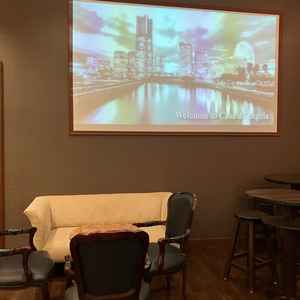 ゲストが待つウェルカムスペースの一角にスクリーンがある。