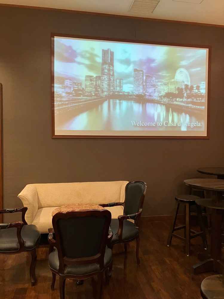 ゲストが待つウェルカムスペースの一角にスクリーンがある。