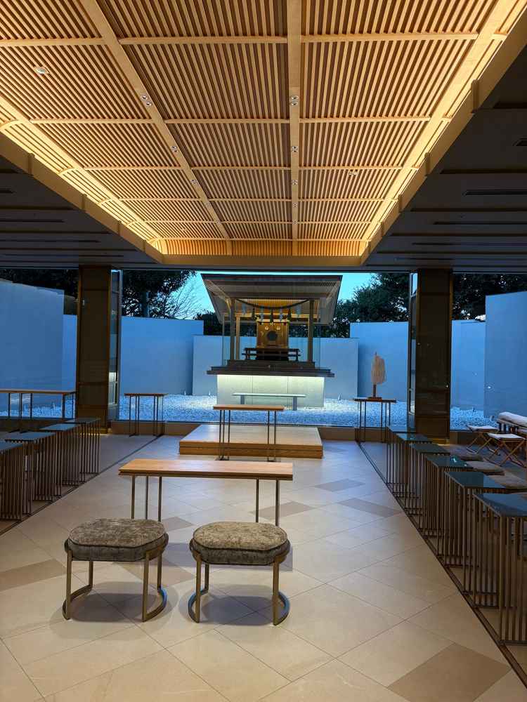 神社での式はもちろん、建物の中にも神殿がありました。こちらであれば友人も多く参加可能だそうです。