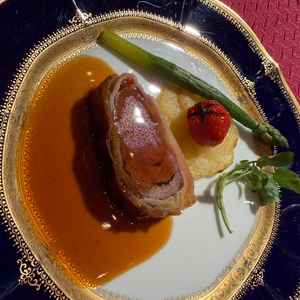 愛知県産牛ヒレ肉のパイ包み焼き マデラソース