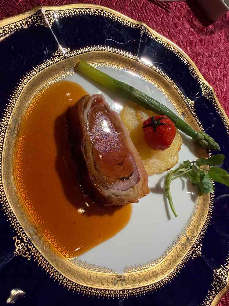 愛知県産牛ヒレ肉のパイ包み焼き マデラソース