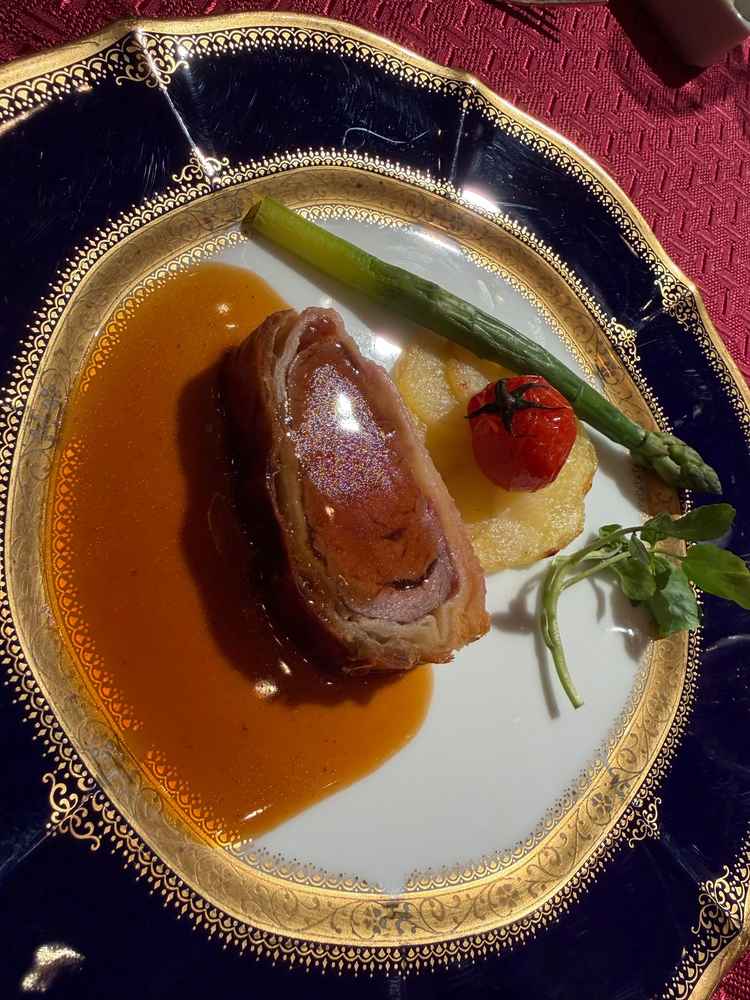 愛知県産牛ヒレ肉のパイ包み焼き マデラソース