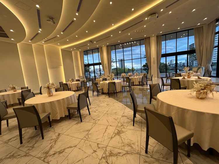 披露宴会場。結婚式当日の映像などのイメージもできた。