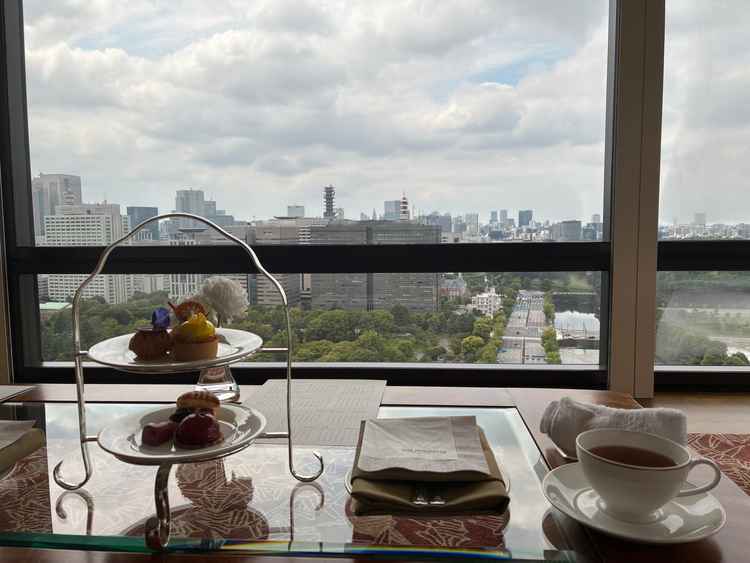 軽食としていただいたアフタヌーンティーと紅茶。量は控えめだが、見た目が可愛らしく、味も美味しかった。