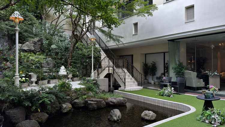 滝がある半地下の中庭。奥の階段から新郎新婦が登場する演出も可能。