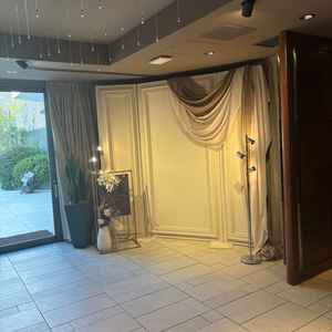 結婚式と披露宴の間のウェルカムパーティが出来るスペースもソファやテーブルも充実していました